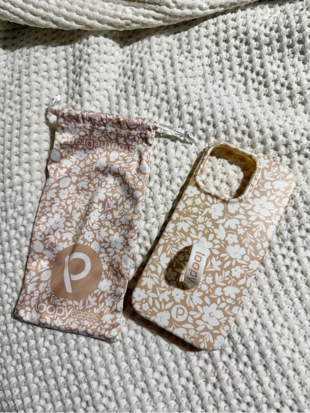 Loopy Righty iPhone 14 Pro Max — Beige Blossoms